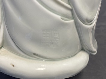 Une figure de Guanyin en porcelaine blanc de Chine, marque en creux, 19/20&egrave;me